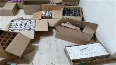 ضبط 228 عبوة مستحضرات تجميل منتهية الصلاحية داخل محل عطارة في قنا 