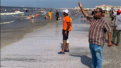 مصيف ببلاش.. إقبال المصطافين على شاطئ بورسعيد في يوم العطلة الأسبوعية | صور وفيديو