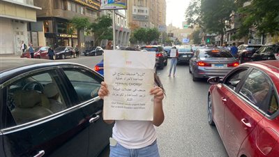 صاحبتنا محتاجة عملية.. فتيات يرفعن لافتات على الطريق لمساعدة صديقتهن المصابة بالضمور العضلي الشوكي 