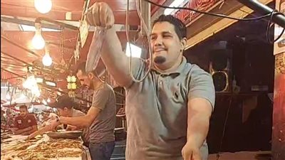 يالا يا بحرية.. بيع الأسماك على نغمات السمسمية بـ أسواق بورسعيد | صور وفيديو