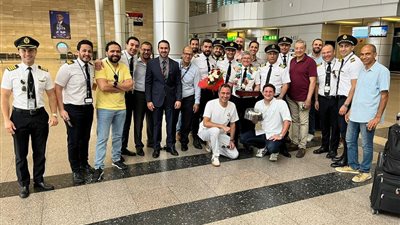 بعد بلوغه سن التقاعد.. ممر شرفي لأحد الطيارين بمطار القاهرة احتفاءً بآخر رحلة طيران 