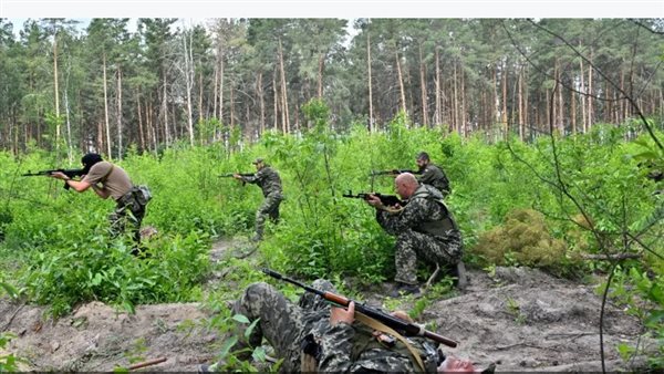 متطوعون يقاتلون في