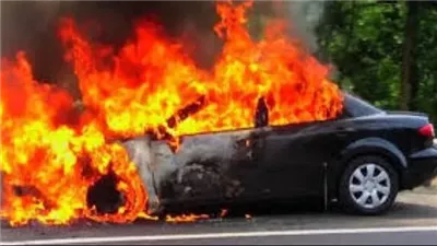 بسب خلافات سابقة.. فتاة وأسرتها يحرقون سيارة جارهم وتعدوا عليه بالدقهلية.. وأسرته: كان بيساعدهم دائمًا