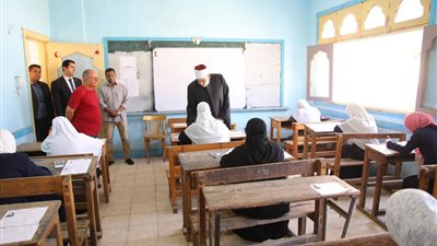 وكيل الأزهر خلال تفقد لجان الثانوية: النقاط الصعبة مقصودة لتمييز الطالب المتفوق