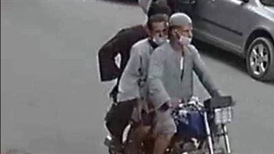 لحظة سرقة حقيبة سيدة من قبل مجهولين يستقلون دراجة بخارية بأسيوط | فيديو