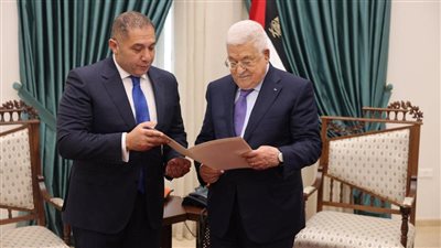 سفير مصر في رام الله يسلم الرئيس الفلسطيني دعوته لمؤتمر قمة المناخ | صور