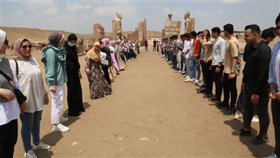 وَفِّـهِ التبجيـلا.. طلاب ينظمون ممرا شرفيا لأستاذهم في منطقة أثرية بـ الشرقية | صور وفيديو 