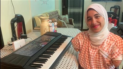فتاة دون أطراف تبدع في العزف على البيانو: الفن يواجه العجز