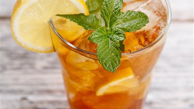 تعرف على 3 فوائد صحية لشرب الشاي المثلج في الصيف 