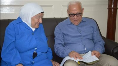 محافظ بورسعيد: رحلة عمرة لأقدم عاملة بمدرسة سانت ماري تعويضًا عن الحج لتجاوزها 65 عامًا | صور 