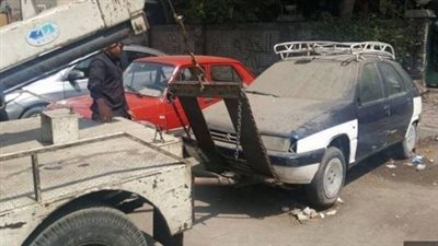 رفع 64 سيارة ودراجة نارية متروكة ومتهالكة من الشوارع