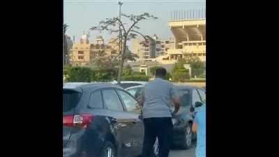 أمي مريضة واتأخرت عليها.. الداخلية تكشف ملابسات تحطيم شخص لسيارة بمحيط استاد القاهرة | فيديو