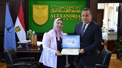 رئيس جامعة الإسكندرية يكرم الأم المثالية على مستوى المحافظة 