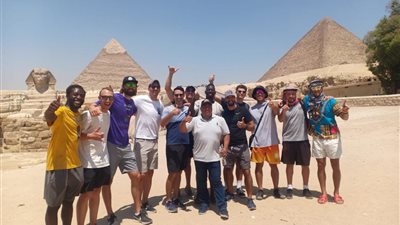 جولة للاعبي منتخب أمريكا لكرة اليد الشاطئية في منطقة الأهرامات| صور