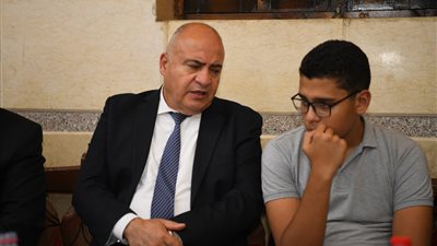 محافظ قنا يقدم واجب العزاء لأسرة العقيد محمد جمال نصار شهيد الواجب الوطني 