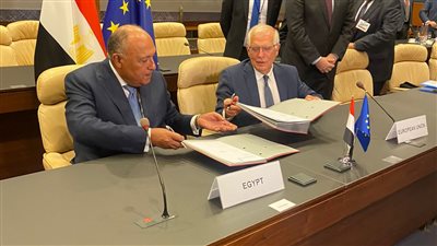 شكري ونائب رئيس مفوضية الاتحاد الأوروبي يوقعان وثيقة أولويات المشاركة بين الجانبين