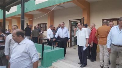 وكيل وزارة التربية والتعليم بالقليوبية يتابع مركز توزيع أسئلة الثانوية العامة