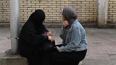 وأنتِ سنداني.. سيدات يؤازرن بناتهن في امتحانات الثانوية العامة قبل دخول اللجان | صور 