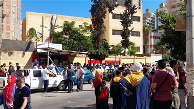 طلاب الثانوية العامة في الإسكندرية يبدأون ماراثون الامتحانات وسط إجراءات مشددة 