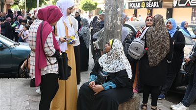 بالذِكر والدعاء.. قلوب الأمهات تصحب طلاب الثانوية العامة في أول أيام الامتحانات