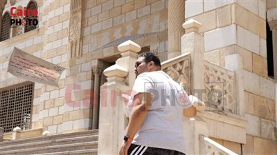 وصول جثمان والد أحمد فتحي إلى مسجد الحصري لأداء صلاة الجنازة عليه| صور