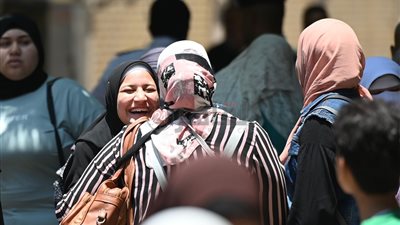 امتحانات الثانوية العامة.. أولياء أمور يستقبلون أبناءهم وسط حالة من الارتياح بالسيدة زينب