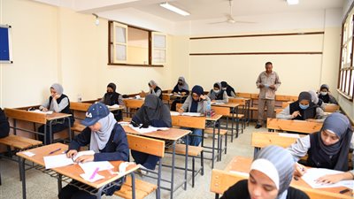 إصابة طالبة بحالة إغماء عقب أداء امتحان الثانوية العامة في قنا