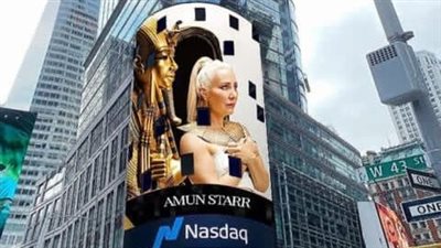 لأول مرة.. توت عنخ آمون يُزين ميدان تايم سكوير مع المطربة آمون ستار في نيويورك