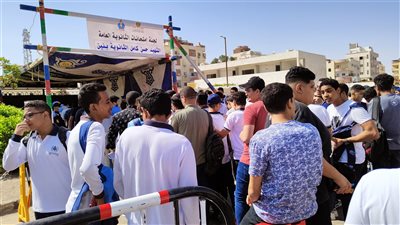 توافد طلاب الثانوية العامة على لجان البحر الأحمر لأداء امتحاني الاقتصاد والإحصاء| صور