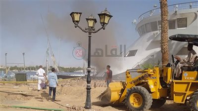 اندلاع حريق هائل في مركب سياحي بكورنيش الأقصر دون وقوع إصابات | صور