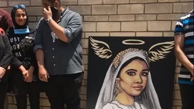 والدة المتهم بقتل زميلته أمام جامعة المنصورة: كان بينهم علاقة حب وتركته بسبب خلافات