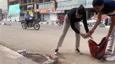 حرمة الدم.. طلاب أداب المنصورة يضعون الحجارة والزهور في موقع حادث نيرة أشرف | صور وفيديو