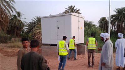 بدء أعمال تركيب المحولات الكهربائية بنجعي الرحاب والقفايطة بقرية أبو سمبل في أسوان