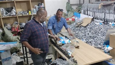 ضبط مصنع يعيد إنتاج وتعبئة الأدوات الصحية الرديئة ويدون عليها أسماء ماركات شهيرة