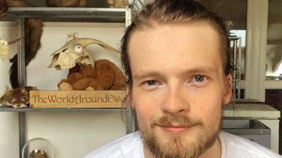 الحيوانات النافقة تثير اهتمامي.. شاب بريطاني يستخدم حيوانات محنطة في زينة السيارات