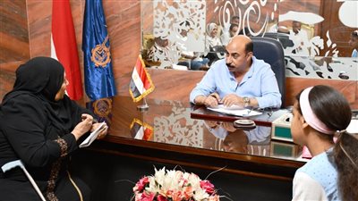 محافظ أسوان يوجه بتكريم سيدة كأم مثالية بديلة لرعايتها 4 أطفال أيتام