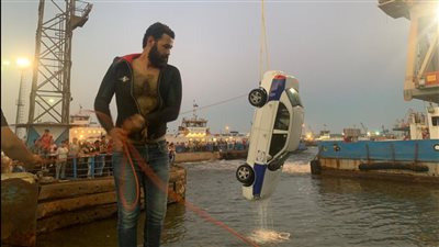 انتشال سيارة سقطت بالمجري الملاحي لـ قناة السويس ببورسعيد بواسطة رافعة عملاقة | صور وفيديو 