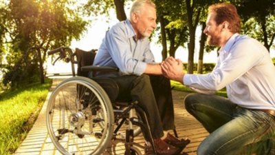 أخصائي نفسي يوضح التعامل الصحي مع الآباء كبار السن