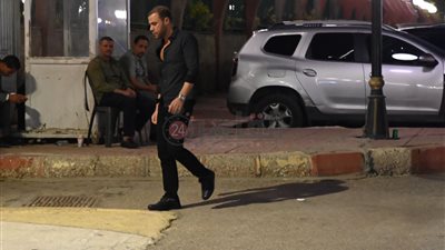 وصول محمد إمام ومحمد أنور لأداء واجب العزاء في والد الفنان أحمد فتحي