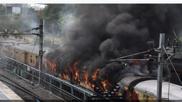 حرق القطارات في الهند
