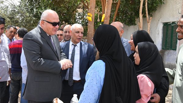 محافظ قنا يزور فتاة