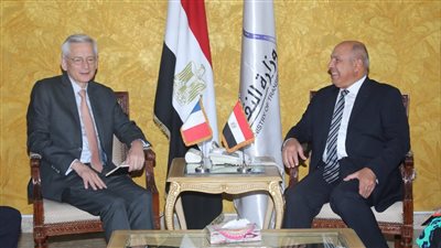 وزير النقل يبحث مع السفير الفرنسي بالقاهرة خارطة طريق تطوير قطاع النقل 