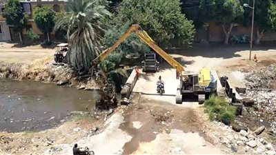 سائق كراكة يثير الجدل أثناء أعمال تطهير ترعة بقنا