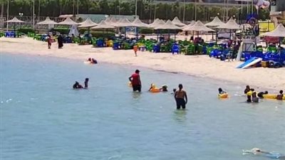 هربًا من ارتفاع درجات الحرارة.. توافد المواطنين على الشواطئ بالمدن الساحلية | بث مباشر 