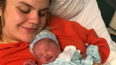 ظنتها آلام الدورة الشهرية.. بريطانية تضع طفلها في المرحاض دون علمها بأنها حامل | صور 