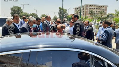 وزير التنمية المحلية يشيع جثمان شقيقته من مسجد السيدة نفيسة