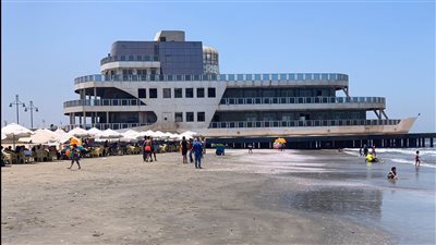 إقبال متوسط على شاطئ بورسعيد بعد انكسار حالة ارتفاع الأمواج | صور وفيديو