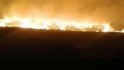 بعد ساعتين من الاشتعال.. السيطرة على حريق هائل في مخزن لتشوين البوص بسوهاج | صور وفيديو