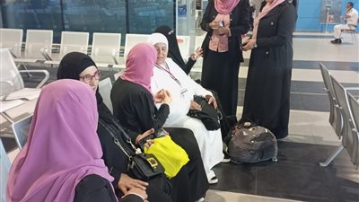 واعظات الأزهر تستقبلن الحجاج بمطار القاهرة الدولي لشرح مناسك الحج والإجابة عن أسئلتهم | صور
