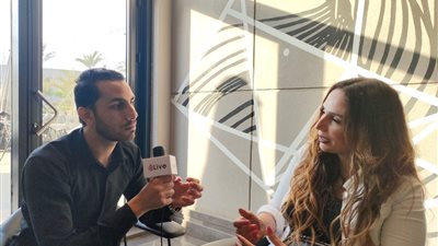 مديرة بنك بدولة عربية بعد تعرضها للابتزاز: اكتشفت مخالفاتها في الشغل فهددتني بإيصالات مزورة | فيديو